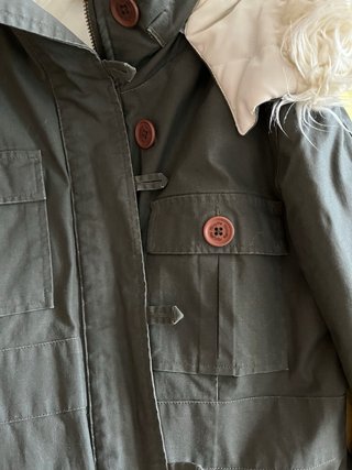 Abrigo verde militar con capucha