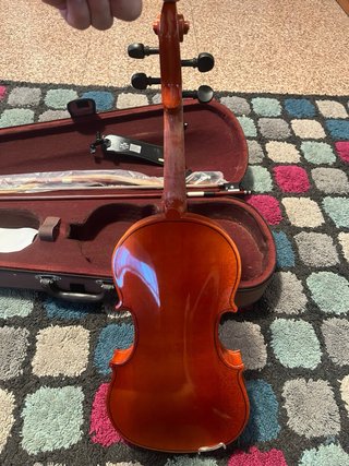 Violín con estuche y accesorios
