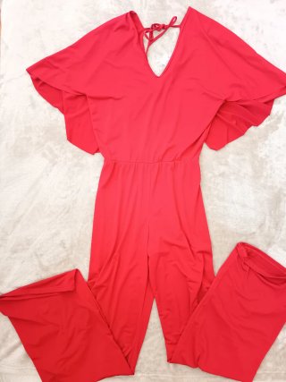 Mono rojo escote espalda V manga corta.