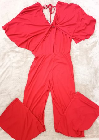 Mono rojo escote espalda V manga corta.