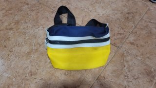 Riñonera azul y amarilla