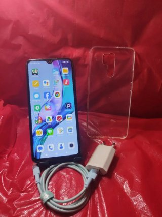 Xiaomi Redmi 9 con cargador