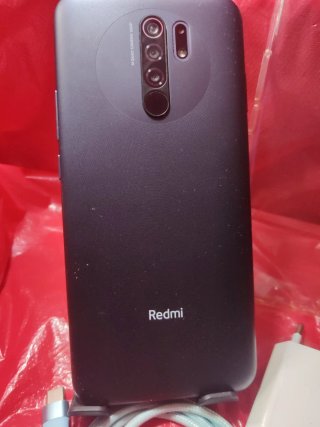 Xiaomi Redmi 9 con cargador