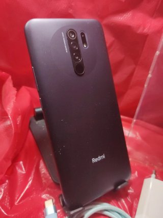 Xiaomi Redmi 9 con cargador