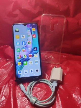 Xiaomi Redmi 9 con cargador