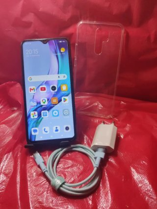 Xiaomi Redmi 9 con cargador