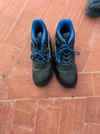 Zapatos de seguridad negros y azules