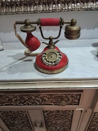 Teléfono Antiguo Rojo y Dorado