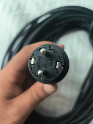 Alargador de enchufe negro