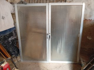Ventana corredera aluminio con vidrio texturizado