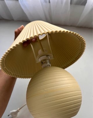Lámpara de mesa beige, sin uso