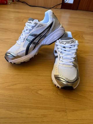 ASICS Deportivas Blancas y Plateadas Talla 42