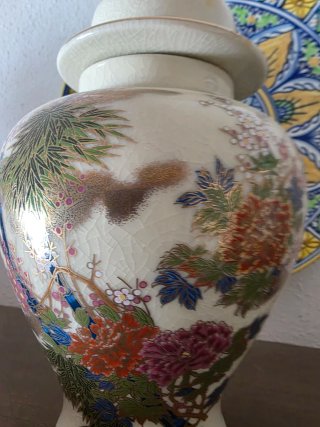 Jarrón de cerámica chino decorado