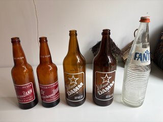 Bottiglie antiche di Estrella Damm e Fanta