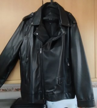 Cazadora efecto piel negra T.44 XL