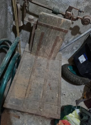Báscula antigua de madera y metal