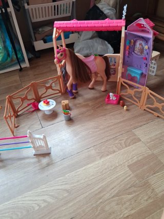 Cuadra caballo Barbie con accesorios