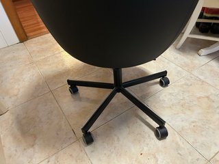 Silla de oficina negra con ruedas, de piel.