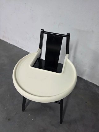 Trona de bebé negra con cojín y mesa desmontable