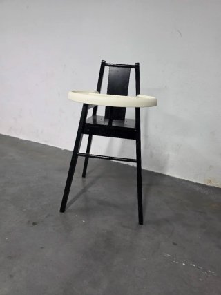 Trona de bebé negra con cojín y mesa desmontable