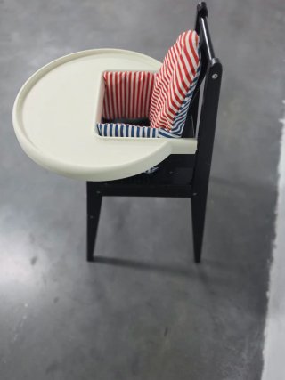 Trona de bebé negra con cojín y mesa desmontable