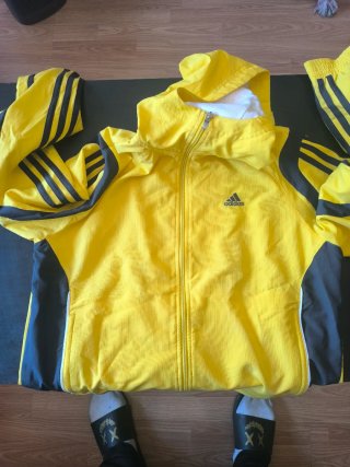 Chaqueta deportiva Adidas amarilla y gris