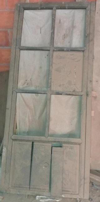 Puerta antigua de madera con cristales
