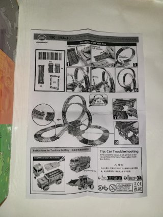 Tren de juguete con pistas y accesorios