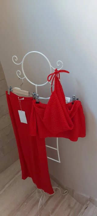 Conjunto Zara Top y Falda Roja Talla S