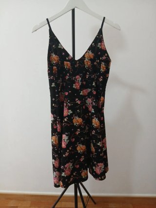 Vestido floral negro con tirantes