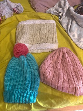 Set di cappelli e sciarpe in maglia