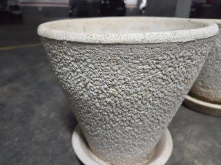 2 Tiestos macetas de piedra blancos y sus platos