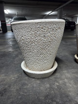2 Tiestos macetas de piedra blancos y sus platos