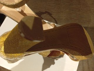 Sandalia tacón dorado brillante