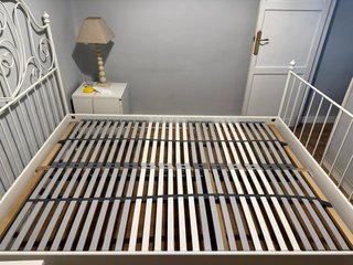 Estructura de cama metálica blanca Ikea