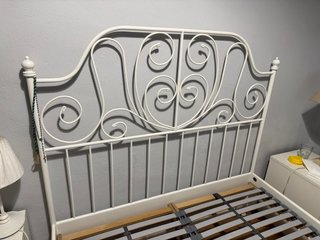 Estructura de cama metálica blanca Ikea