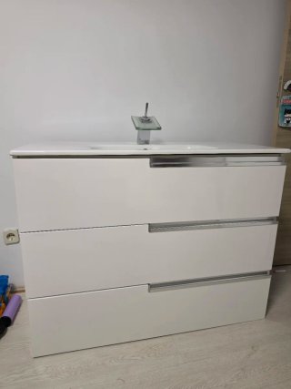 Mueble de baño blanco con lavabo