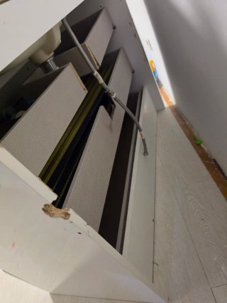 Mueble de baño blanco con lavabo