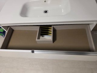 Mueble de baño blanco con lavabo