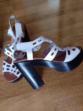 Sandalias de plataforma blancas y negras