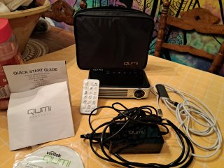 Proyector portátil Vivitek Qumi Q6 ¡NUEVO!