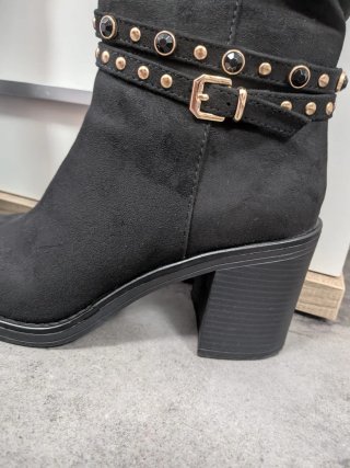 Botas altas negras Deichmann con tachuelas