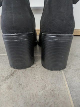 Botas altas negras Deichmann con tachuelas