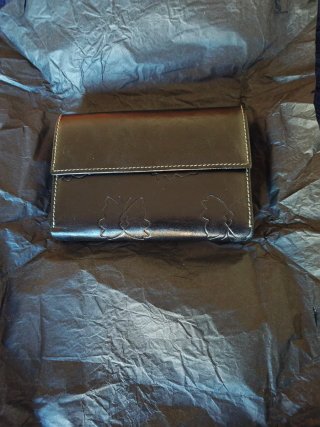 Cartera de piel negra con mariposas