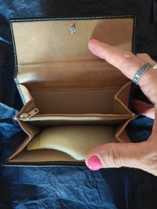 Cartera de piel negra con mariposas