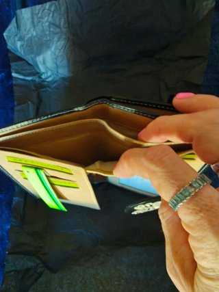 Cartera de piel negra con mariposas
