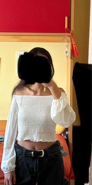 Top Bershka blanco hombros descubiertos
