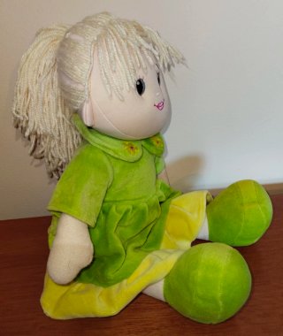 Muñeca de trapo verde con flores