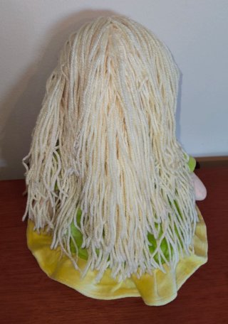 Muñeca de trapo verde con flores