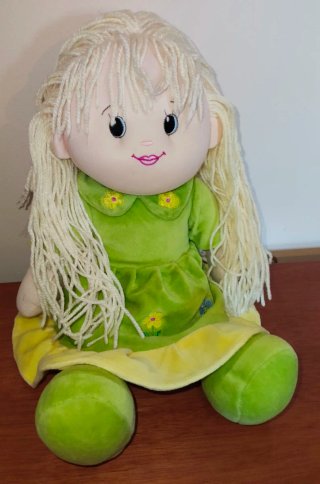 Muñeca de trapo verde con flores